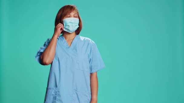 Yorgun Hemşire Hastane Vardiyasından Sonra Koruyucu Yüz Maskesini Çıkarıyor Asyalı — Stok video