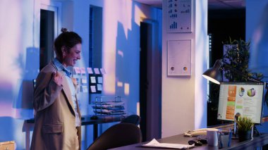 Ofiste dans eden neşeli bir çalışan, sosyal medya videoları kaydeden, gece geç saatlere kadar iş yatırımları yapan. Genç bayan neşeli ve pozitif hissediyor, eğlence..