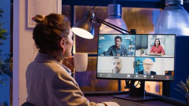 Videodaki insanlarla genç çalışanlar toplantısı, webcam 'le online konferansa katılmak. Uzaktan telekonferans çağrısı, internet sohbeti yapan profesyonel bir yönetici..