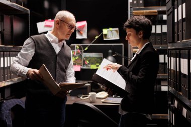 Suç bilimi raporlarını polis memuruna gösteren yaşlı bir özel dedektif arhiv odasında suç mahallini tartışıyor. Suç davasında çalışan müfettişler şüpheli ölümleri analiz ediyorlar.