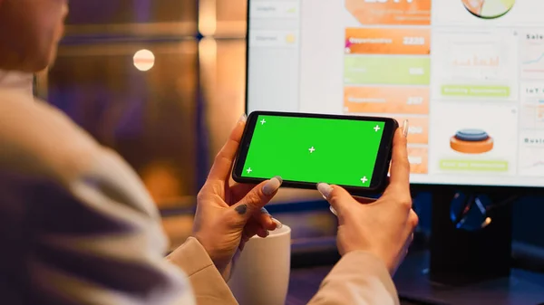 Imprenditore Che Lavora Con Schermo Verde Orizzontale Smartphone Utilizzando Display — Foto Stock