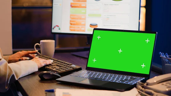 Executive Agent Analysiert Grünen Bildschirm Auf Laptop Sitzt Schreibtisch Und — Stockfoto