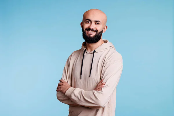 Fröhlich Lächelnder Arabischer Mann Posiert Selbstbewusst Mit Verschränkten Armen Junger — Stockfoto