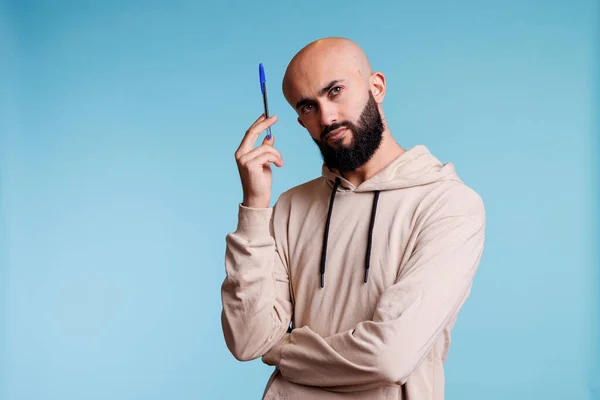 ペンを持っている間 思慮深いアラブ人男性は決断し オプションを考慮します 困惑した顔の表情で離れて見ている間 念頭に置いてカウント若いアラビア語の人 — ストック写真