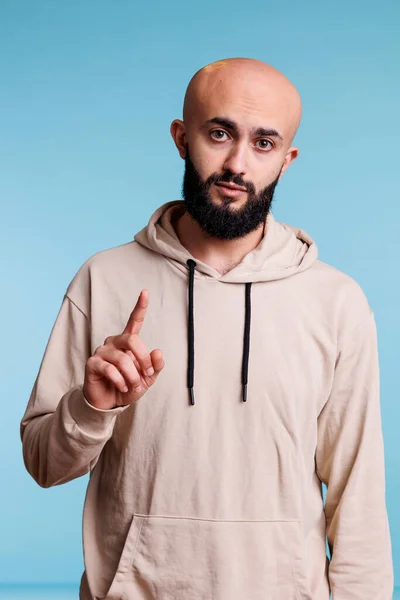 Junger Arabischer Mann Der Mit Ernstem Gesichtsausdruck Die Kamera Zeigt — Stockfoto