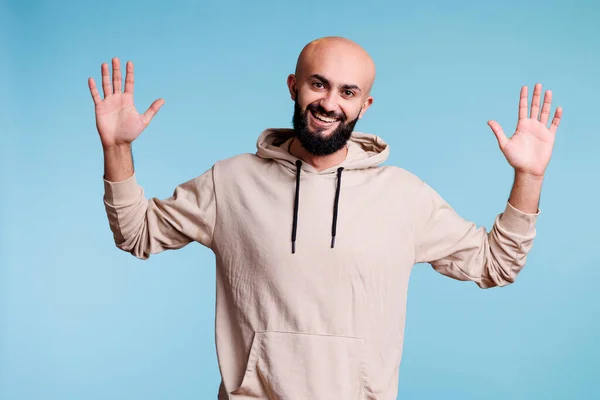 Hombre Árabe Sonriente Con Expresión Facial Alegre Levantando Manos Retrato —  Fotos de Stock
