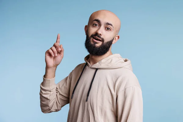 Homem Árabe Tendo Ideia Apontando Dedo Indicador Para Cima Excitação — Fotografia de Stock