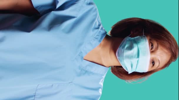 Close Shot Van Vrolijke Bipoc Verpleegkundige Met Beschermend Medisch Gezichtsmasker — Stockvideo