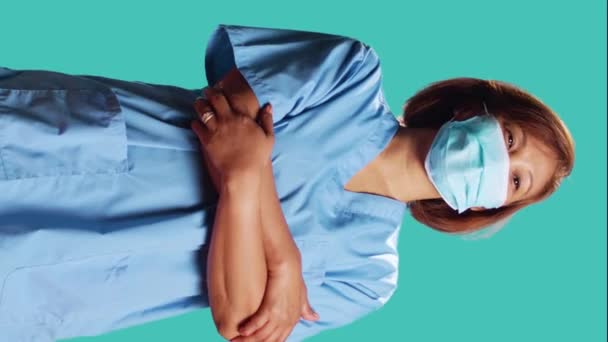 Virüsün Yayılmasını Engellemek Için Koruyucu Tıbbi Maske Takan Canlı Bir — Stok video