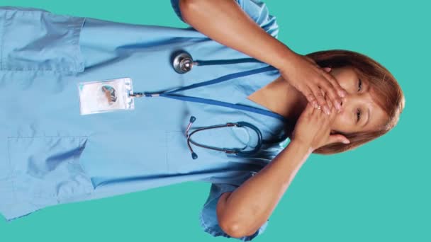 Опытная Медсестра Прикрывающая Рот Руками Позволяющая Говорить Гадости Специалист Здравоохранению — стоковое видео