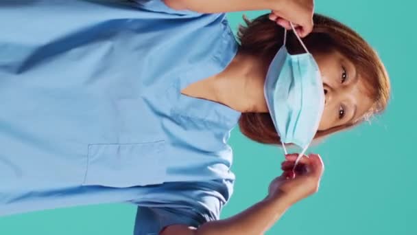 Asyalı Klinik Çalışanının Hastane Vardiyasına Başlamadan Önce Tıbbi Maske Taktığı — Stok video