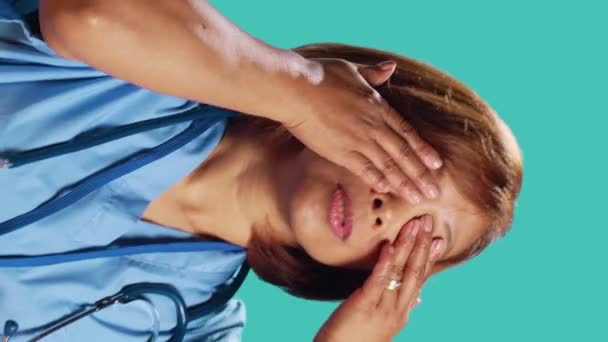 Lelah Bipoc Perawat Terampil Meliputi Wajah Dengan Telapak Tangan Mengantuk — Stok Video