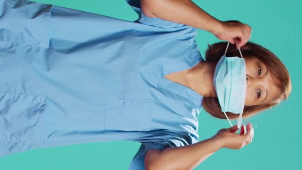 Hemşire Hastane Vardiyasına Başlamadan Önce Tıbbi Maske Takıyor Bipoc Hastane — Stok video
