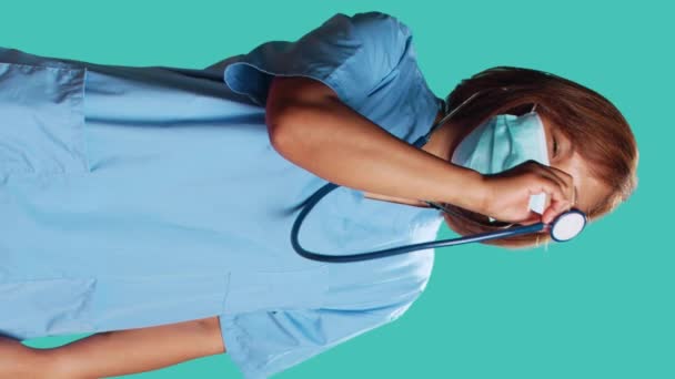 Asiatische Erfahrene Krankenschwester Bei Der Vorführung Von Professionellem Stethoskop Wissenswerter — Stockvideo