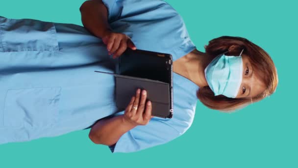 Enfermeira Asiática Animada Olhando Dados Paciente Tablet Digital Confundido Com — Vídeo de Stock