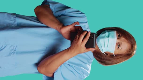 Endişeli Hemşire Teletıp Telefon Konuşmasında Hastasına Kötü Haber Veriyor Klinik — Stok video