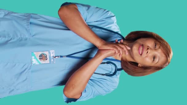 Ledande Asiatisk Sjukvårdspersonal Bönfaller Sjukhusets Ledning För Löneförhöjning Överarbetad Sjuksköterska — Stockvideo