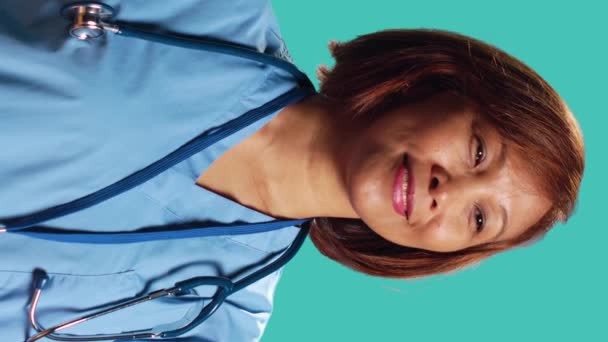 Perawat Bipoc Yang Mahir Tersenyum Sambil Melihat Kamera Portrait Cheerful — Stok Video