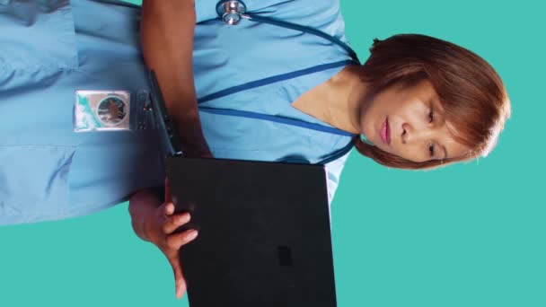 Infirmière Écrivant Des Données Contrôle Médical Sur Ordinateur Portable Mécontente — Video