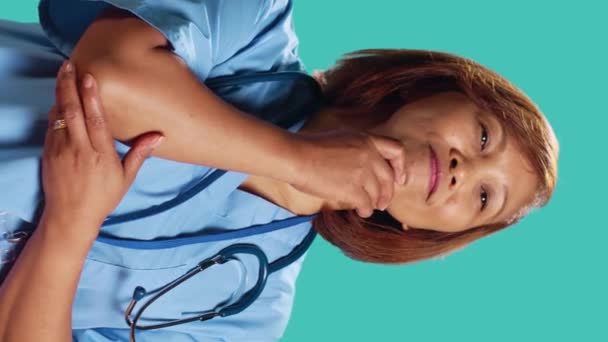 Infirmière Compétente Offrant Une Critique Décourageante Enquête Patient Expert Soins — Video