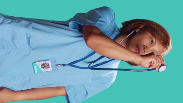 Spécialiste Asiatique Expérimenté Stéthoscope Mesure Des Signes Vitaux Infirmière Isolée — Video