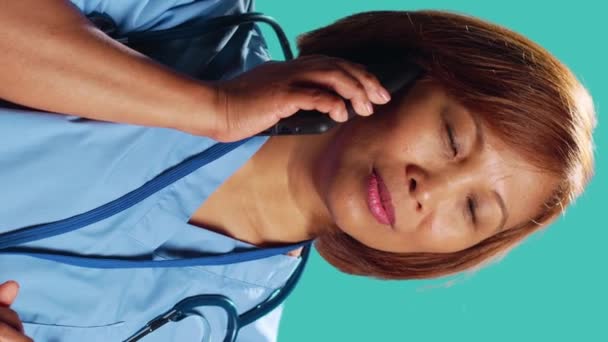 Optimistischer Bipoc Klinikmitarbeiter Schutzuniform Der Angeregt Plaudert Während Mit Einem — Stockvideo