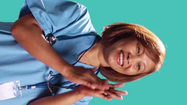 Aprobando Sonriente Enfermera Aplaudiendo Alegremente Mano Satisfecho Con Los Logros — Vídeo de stock