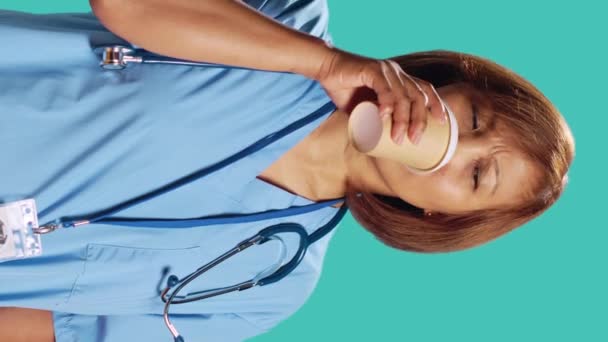 Enfermera Bipoc Degustación Café Instantáneo Mientras Está Trabajo Sorprendido Por — Vídeo de stock