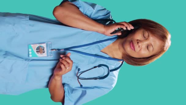 Vrolijke Aziatische Verpleegster Dragen Beschermende Scurbs Hebben Levendige Chat Tijdens — Stockvideo