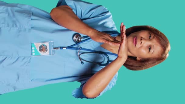 Especialista Assertive Saúde Que Pede Timeout Quando Trabalho Enfermeira Fazendo — Vídeo de Stock
