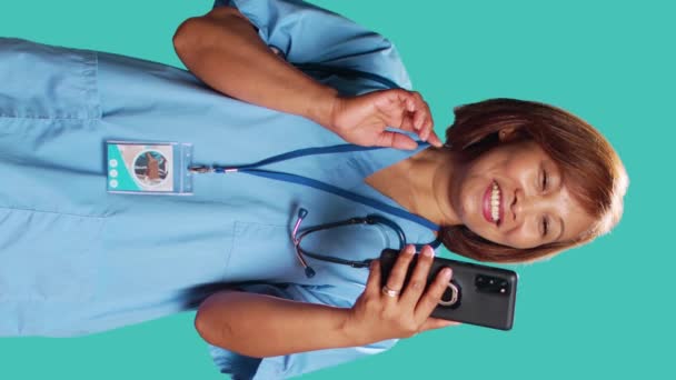 Gelukkige Verpleegster Videocall Ontmoeten Telefoon Begroeten Mensen Vrolijke Gezondheidszorg Specialist — Stockvideo