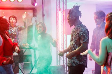 Kalabalık bir gece kulübünde modern disko partisinde dans eden bir grup arkadaş. Genç, çeşitli insanlar diskotekte dans ediyor ve dans ediyor. Işıklarla aydınlatılıyor.