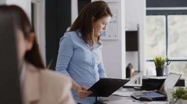 Profesyonel çalışan, dosyalarla ilgili şirket verilerini analiz ediyor, başarılı büyüme için yatırım planıyla çalışıyor. Analiz ve istatistikleri kontrol eden kadın işçi, yıllık rapor.