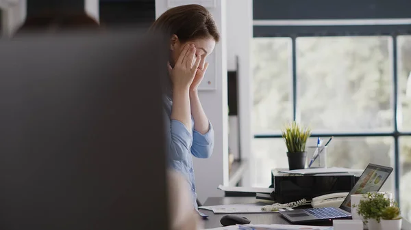 Ofis Çalışanı Migrenle Uğraşıyor Bilgisayarla Uğraşıyor Şakakları Ovuyor Stres Altında — Stok fotoğraf