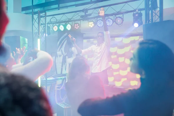 Музикант Мікрофоном Піднімає Руку Розважаючи Натовп Сцени Нічному Клубі Джи — стокове фото