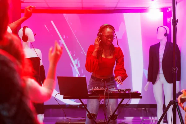 Kvinna Blanda Elektronisk Musik Med Hjälp Digital Styrenhet Nattklubb Afroamerikansk — Stockfoto