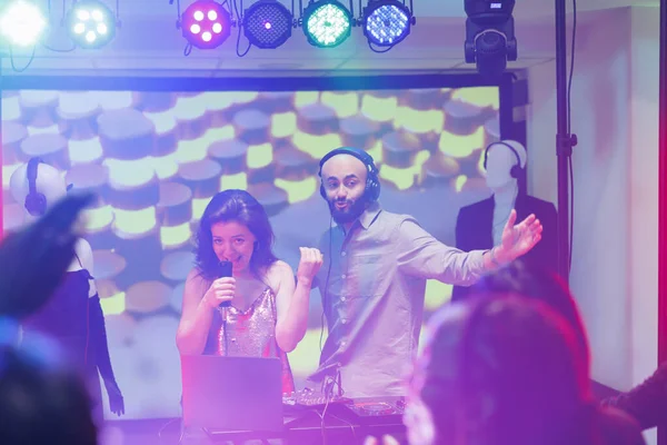Μουσικοί Στη Σκηνή Που Προσλαμβάνουν Κόσμο Για Πάρτι Ενώ Τραγουδούν — Φωτογραφία Αρχείου