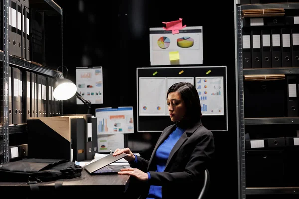 Geschäftsfrau Schaltet Laptop Arbeitsplatz Aus Und Bereitet Sich Darauf Vor — Stockfoto