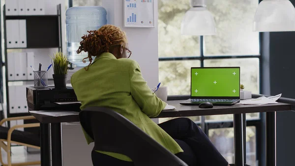Αφροαμερικανή Αναλύει Λάπτοπ Πράσινη Οθόνη Χρησιμοποιώντας Απομονωμένη Οθόνη Στο Γραφείο — Φωτογραφία Αρχείου