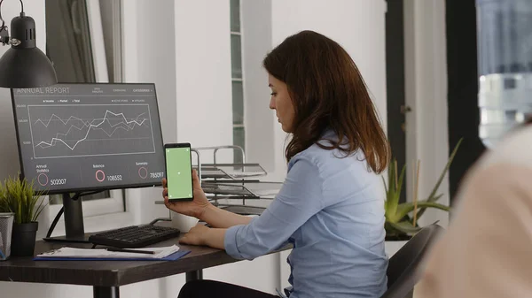 Empresário Feminino Olhando Para Exibição Greenscreen Smartphone Trabalhando Escritório Negócios — Fotografia de Stock