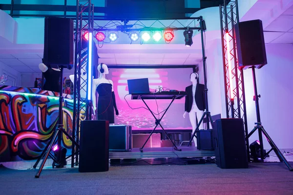 Diskotek Için Sahnedeki Kontrolörü Boş Bir Gece Kulübünde Elektronik Müzisyen — Stok fotoğraf