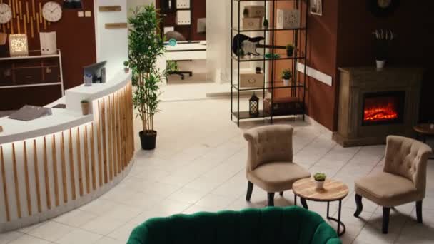 Lüks Otelin Giriş Salonundaki Turistleri Karşılamaya Hazır Boş Yeşil Kanepe — Stok video