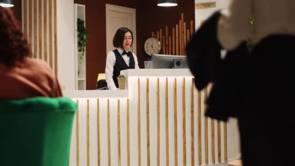 Touriste Arrivant Dans Salon Hôtel Assisté Par Groom Serviable Réceptionniste — Video