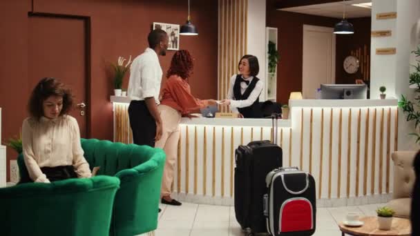 Felices Turistas Afroamericanos Que Salen Del Hotel Después Entregar Llave — Vídeos de Stock