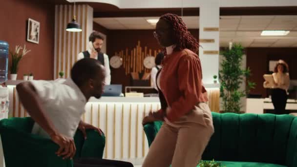 Sporingsbilder Afroamerikanske Turister Som Vil Oppgradere Hotelloppholdet Snakke Med Hjelpsomt – stockvideo