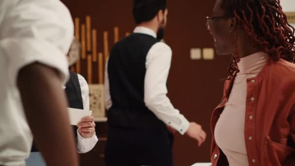 Heureuse Réceptionniste Remise Détendue Souriant Nouvellement Marié Chambre Couple Carte — Video