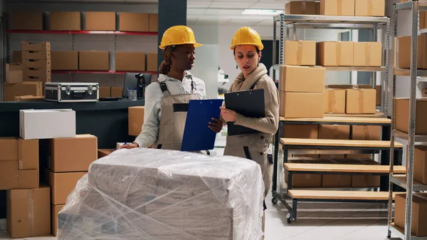 Diverse Group People Analyzing Products Depot Working Stock Inventory Delivery — Stock Photo, Image
