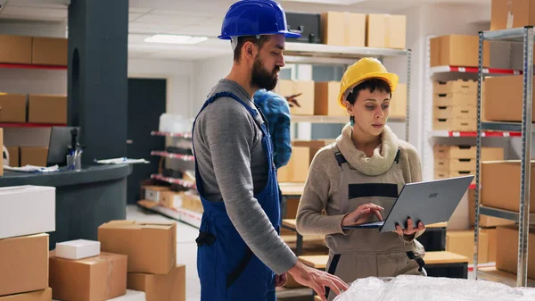 Caucasian People Analyzing List Goods Tablet Working Warehouse Retail Merchandise — Stock Photo, Image