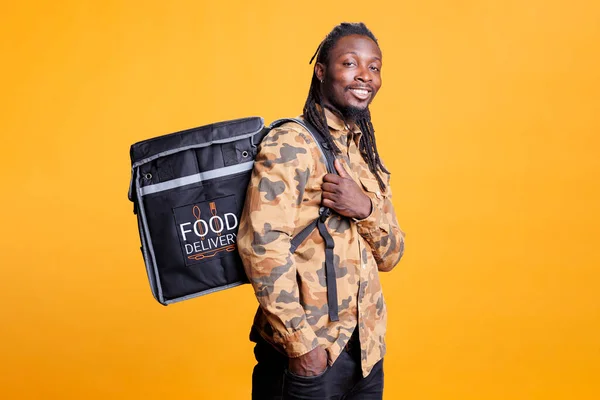 Afro Amerikalı Kurye Yemek Teslimatı Için Termal Çanta Taşıyor Stüdyoda — Stok fotoğraf