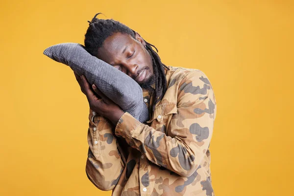 Den Afroamerikanske Mannen Lägger Huvudet Bekväm Kudde För Att Sova — Stockfoto